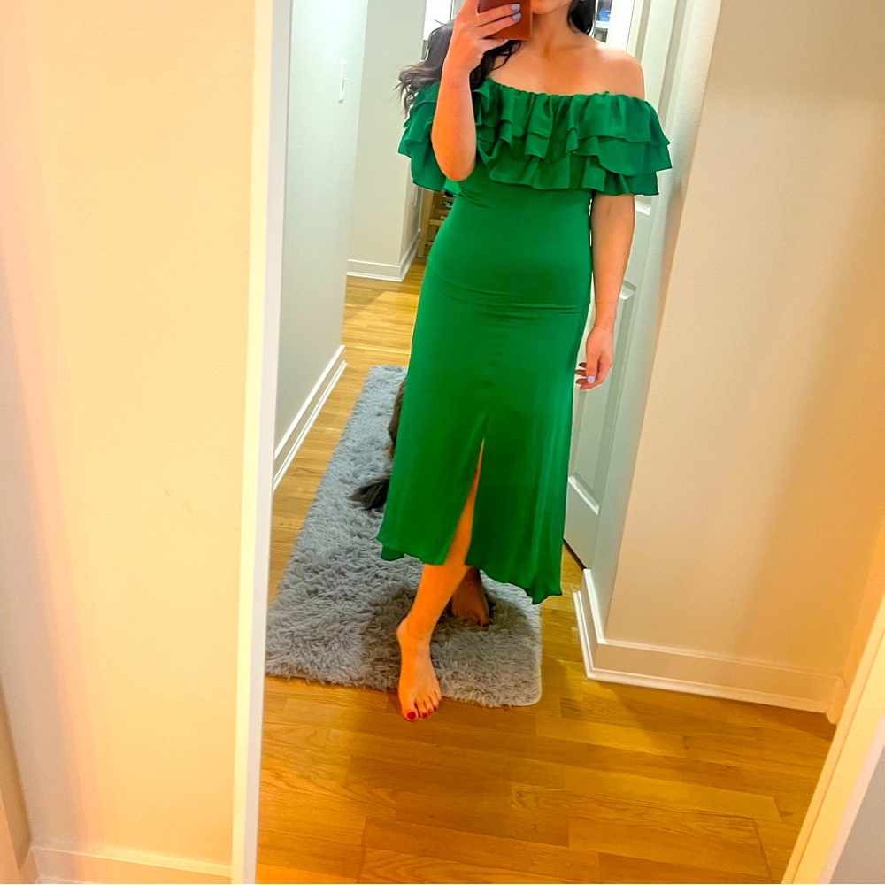 Gorgeous Kelly green silky feel dress!